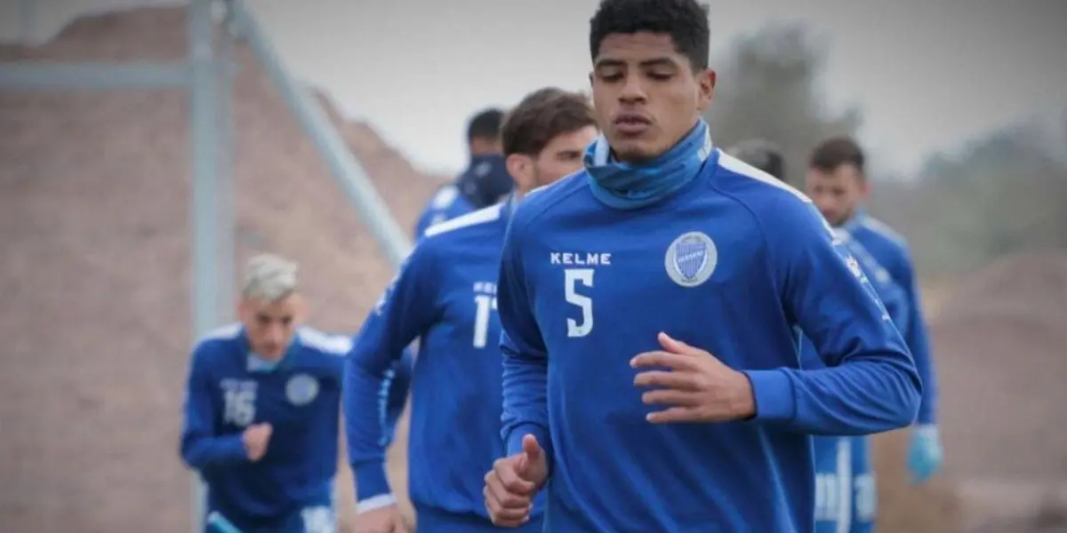Wilder Cartagena entrenando con el buzo de Godoy Cruz de Argentina. (Foto: Bolavip)