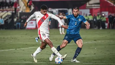 Wilder Cartagena peleando con un Paraguayo (Foto: Selección Peruana)