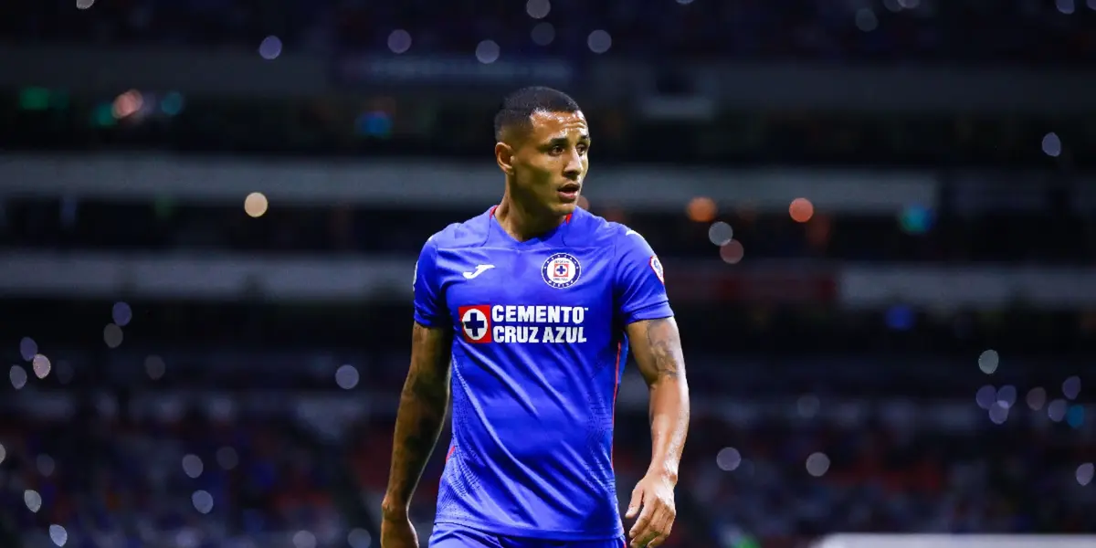 Yoshimar Yotún jugando con la camiseta del Cruz Azul de México. (Foto: Mediotiempo)