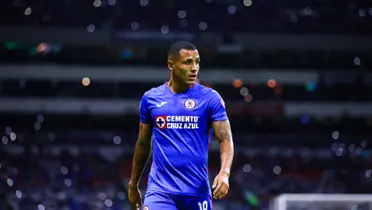 Yoshimar Yotún jugando con la camiseta del Cruz Azul de México. (Foto: Mediotiempo)