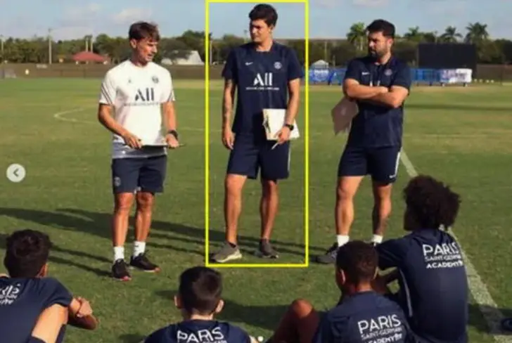 Iván Bulos dirigiendo a las filiales del PSG