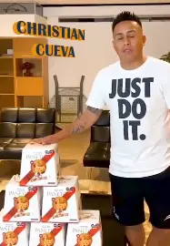 Christian Cueva vendiendo panetones