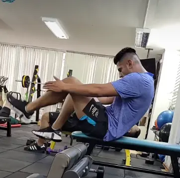 Se le puede ver a Zambrano entrenar en sus redes sociales